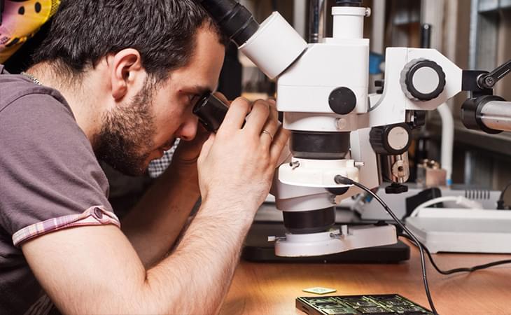 Поиск повреждений на видеочипе с помощью микроскопа