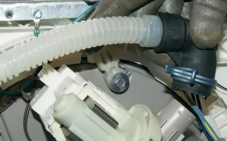 Замена заливного шланга посудомоечной машины