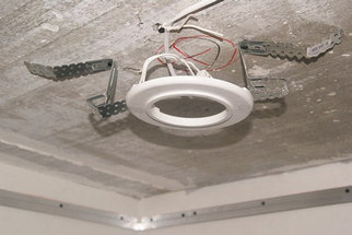Монтаж светильников в потолок