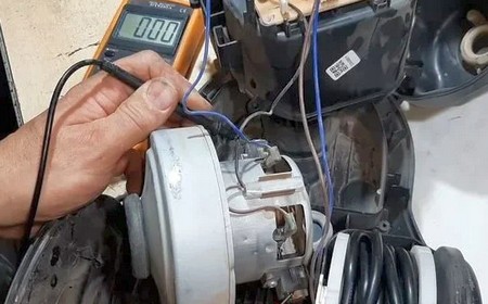 На пылесосе мигает индикатор