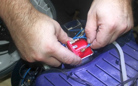 Пылесос выключается