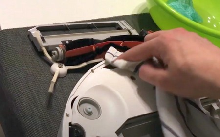 Робот-пылесос едет назад