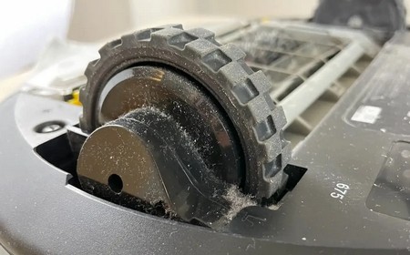 Робот-пылесос едет назад