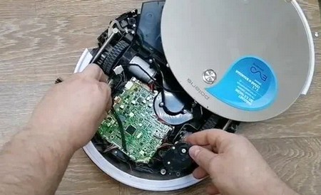 Робот-пылесос едет назад