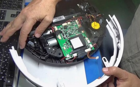 Робот-пылесос мигает красным