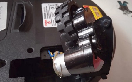 Робот-пылесос крутится на месте