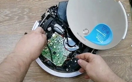 Не закрывается крышка робота-пылесоса