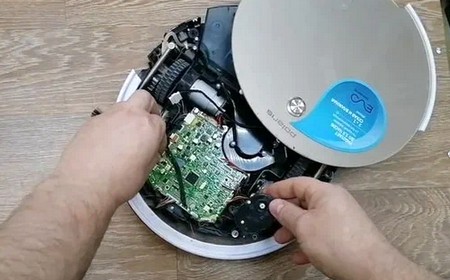 Робот-пылесос сам включается