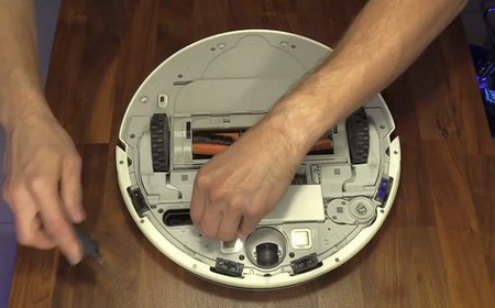 Робот-пылесос съезжает с базы