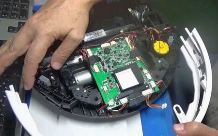 Робот-пылесос съезжает с базы