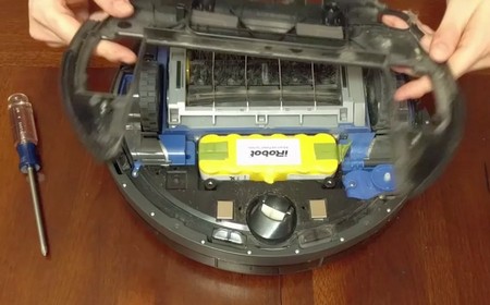 Робот-пылесос съезжает с базы