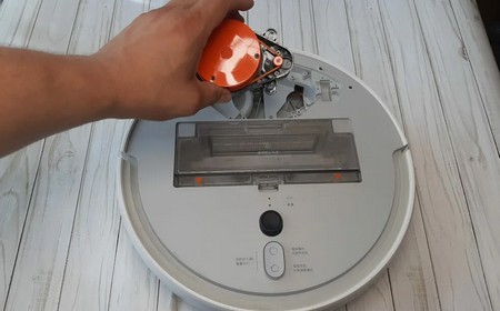 Робот-пылесос выключается