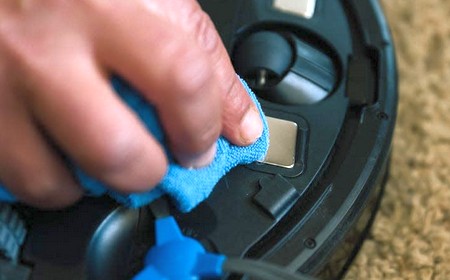 Робот-пылесос выключается