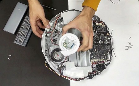 Робот-пылесос выключается